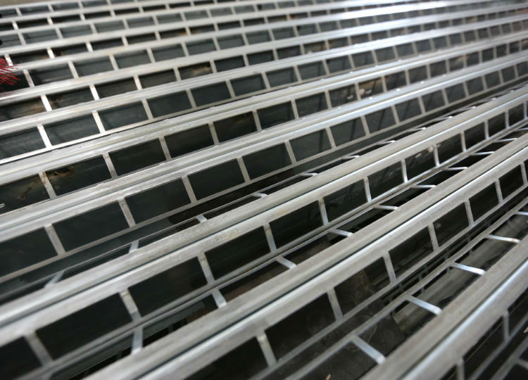 Armoured joints for concrete industrial floors